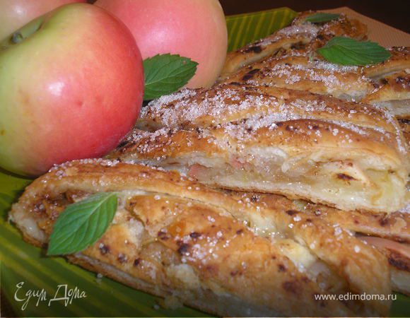 Слоеная плетенка с яблоками.