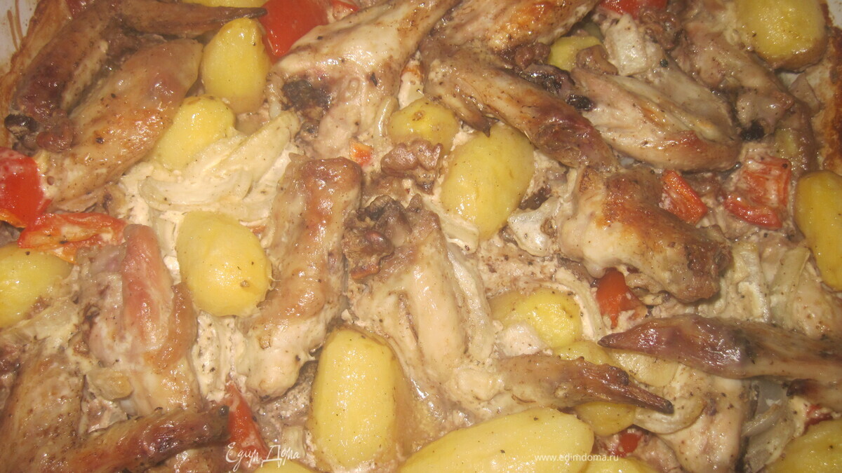 Молодая картошка с крылышками и овощами