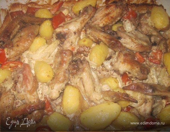 Молодая картошка с крылышками и овощами