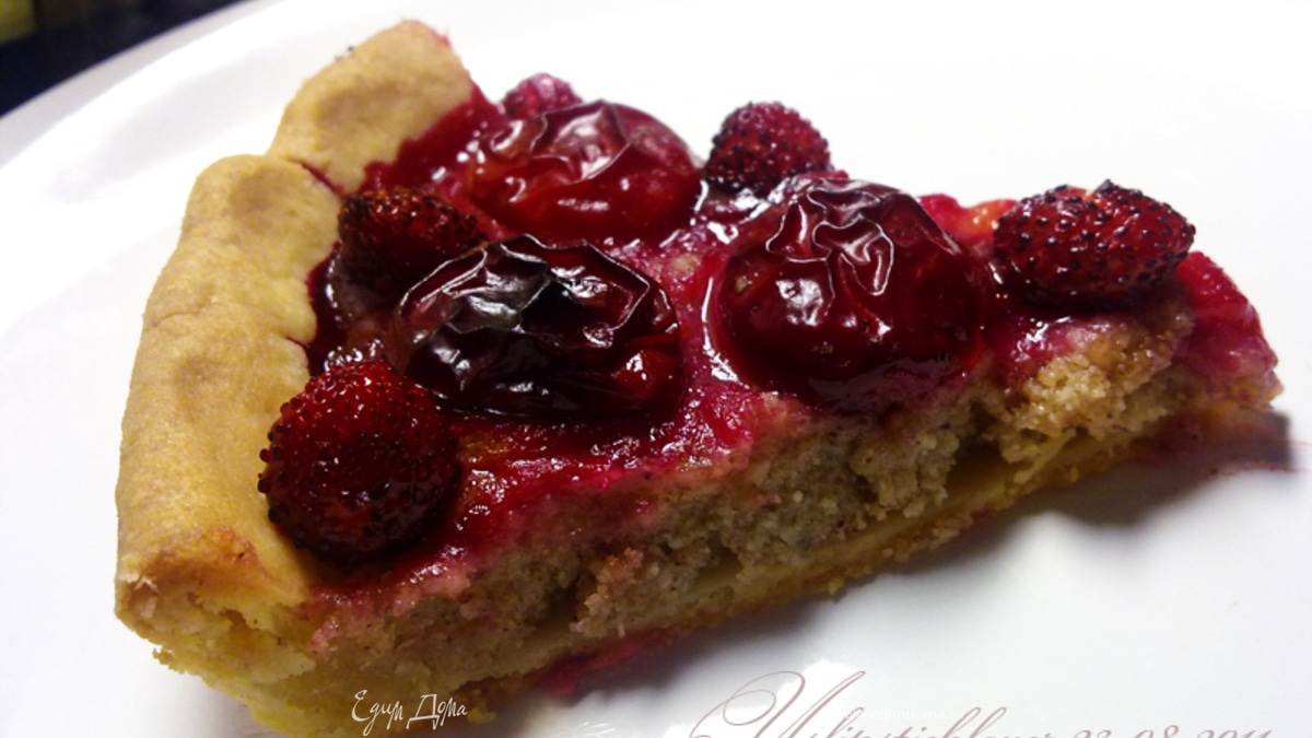 Пирог с марципаном, сливами и земляникой