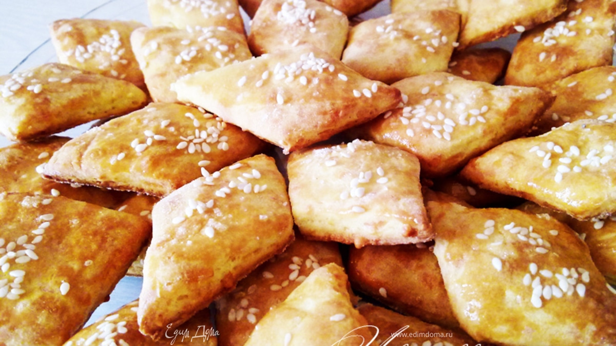 Сырные ромбики с кунжутом
