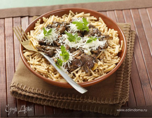 Теплый салат из темной пасты с белыми грибами