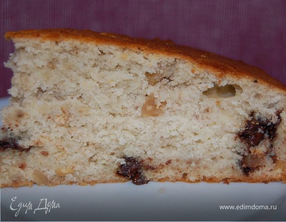 Банановый пирог с орехами и шоколадом