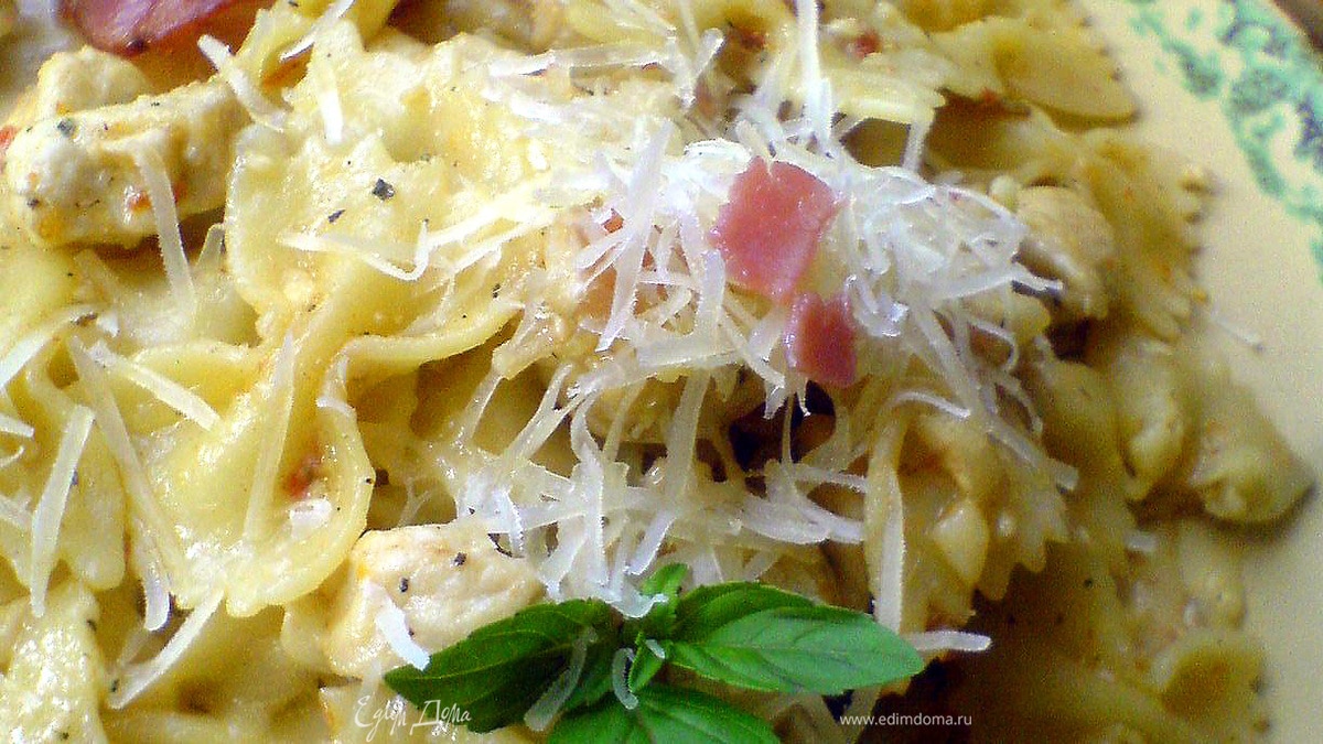 Фарфалле с пикантным сливочно-куриным соусом