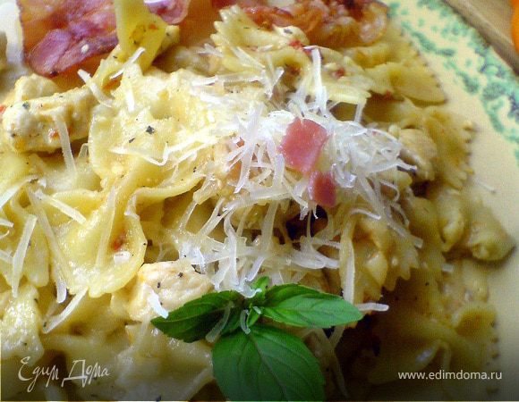 Фарфалле с пикантным сливочно-куриным соусом Фарфалле с пикантным сливочно-куриным соусом