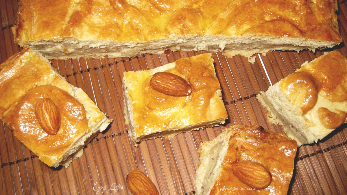 Бакский пирог с заварным кремом и миндалем
