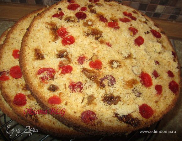 Бисквит с инжиром и вяленой черешней.