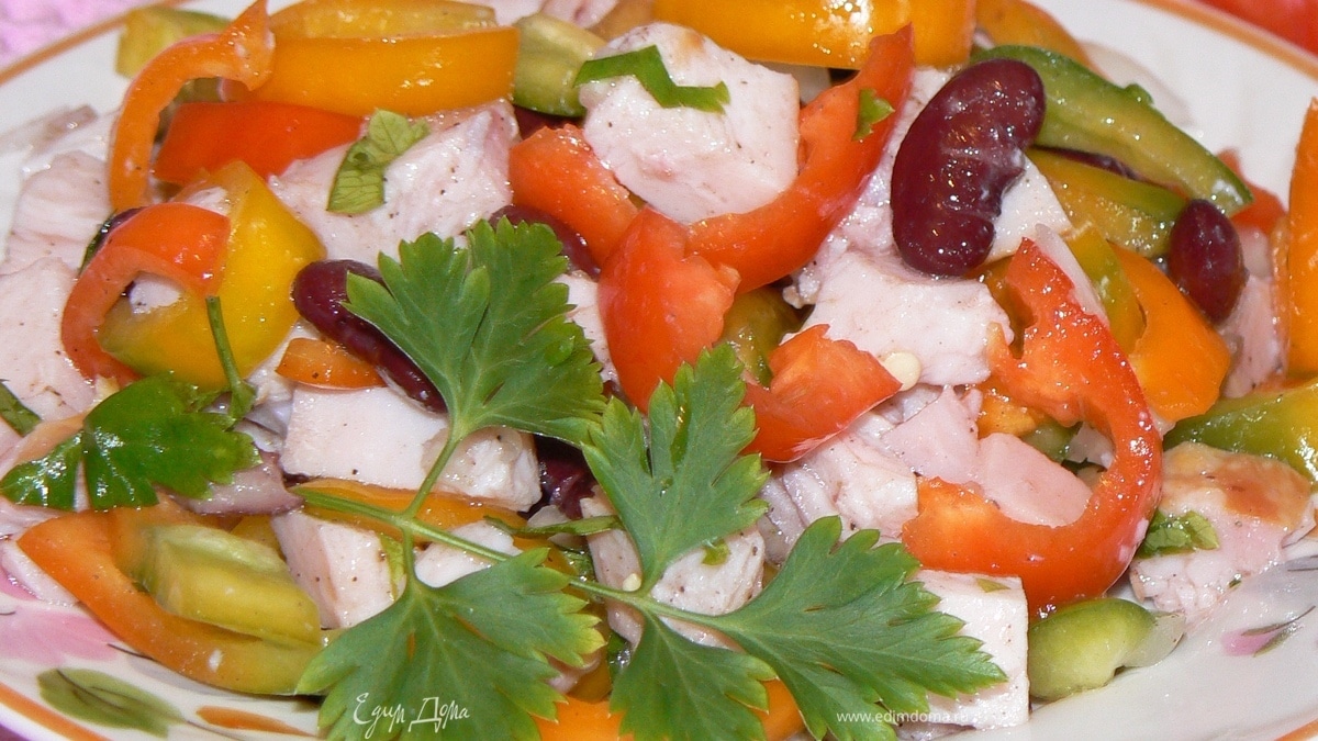 салат с фасолью и копченой курицей