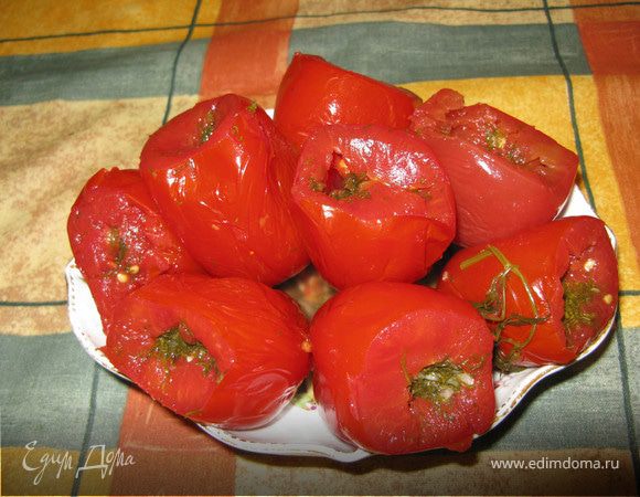 Малосольные помидоры, фаршированные укропом и чесноком