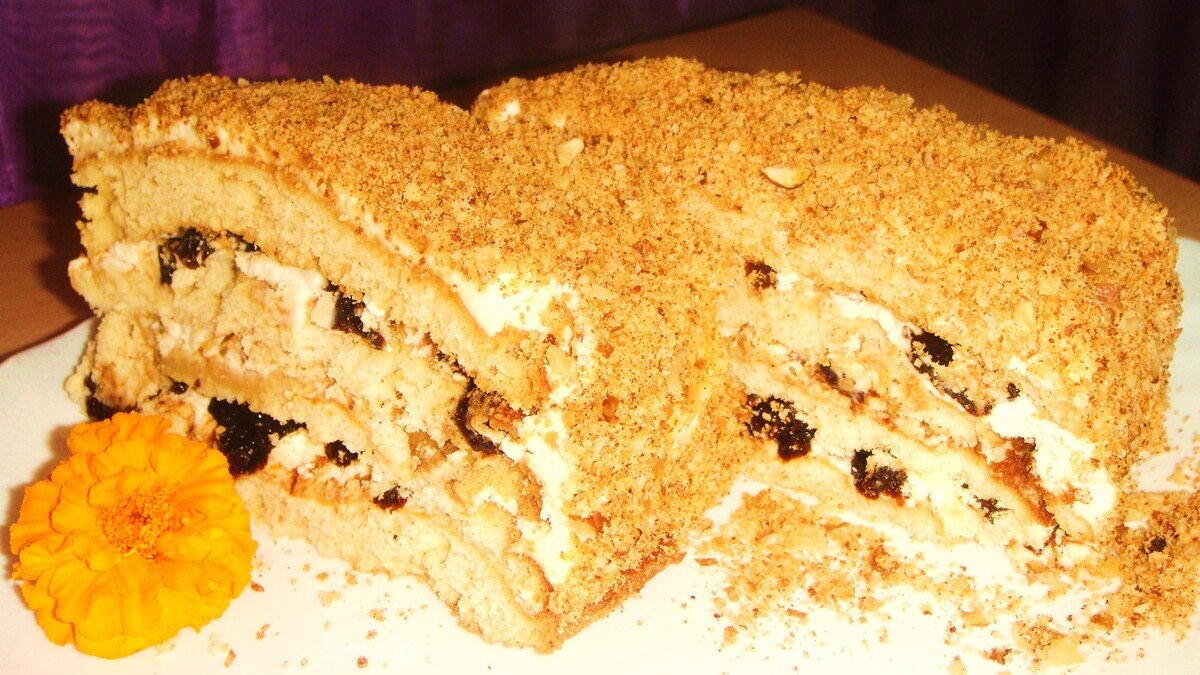 Медовый торт с орехами и черносливом