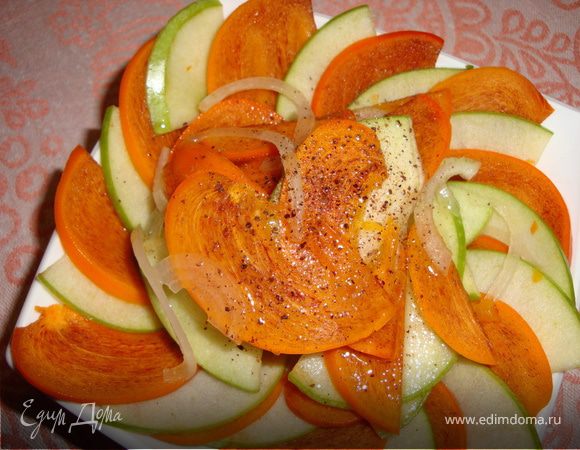 Пикантный салат из хурмы