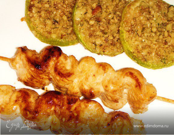 Крученая курочка в медовом соусе с закуской из кабачков с пармезаном и орехами Крученая курочка в медовом соусе с закуской из кабачков с пармезаном и орехами