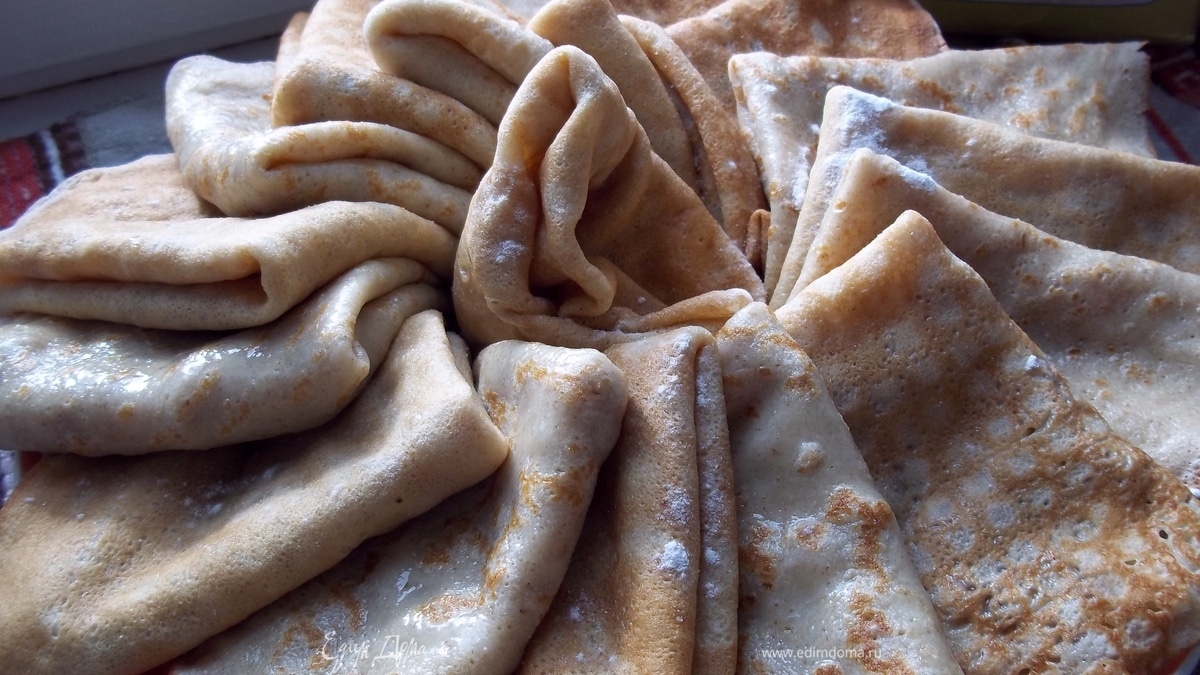 блины пшенично-ржаные с грушевым вареньем и орехами