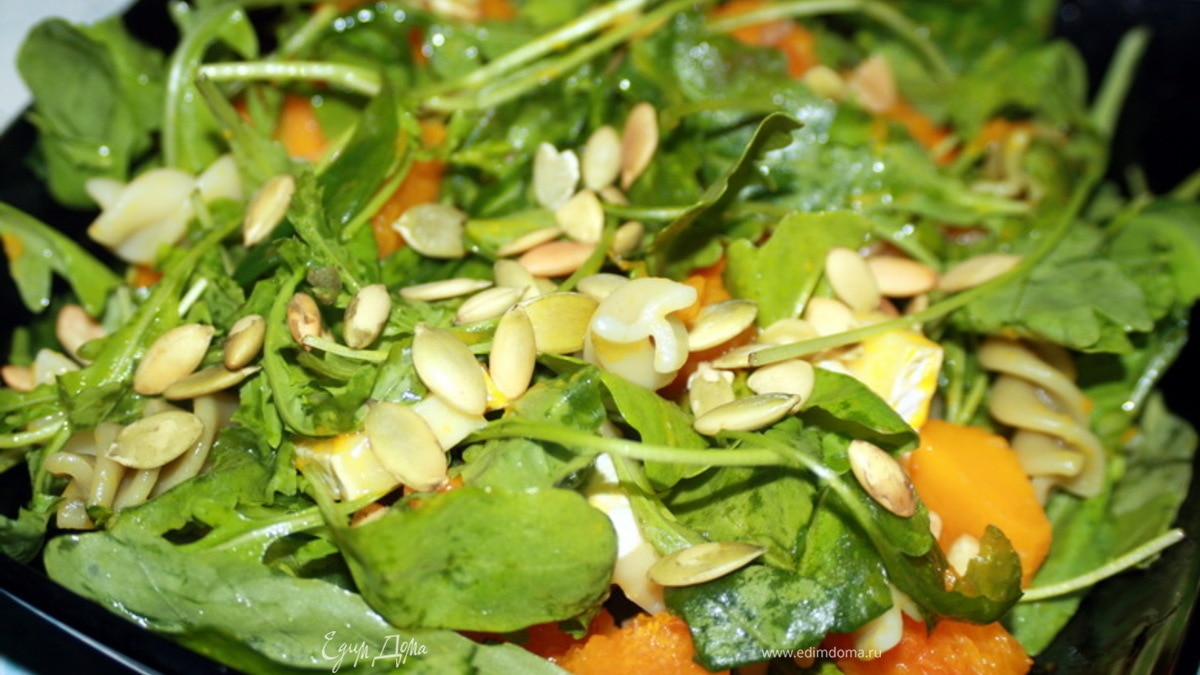 Тёплый салат с тыквой, руколой и сыром бри.