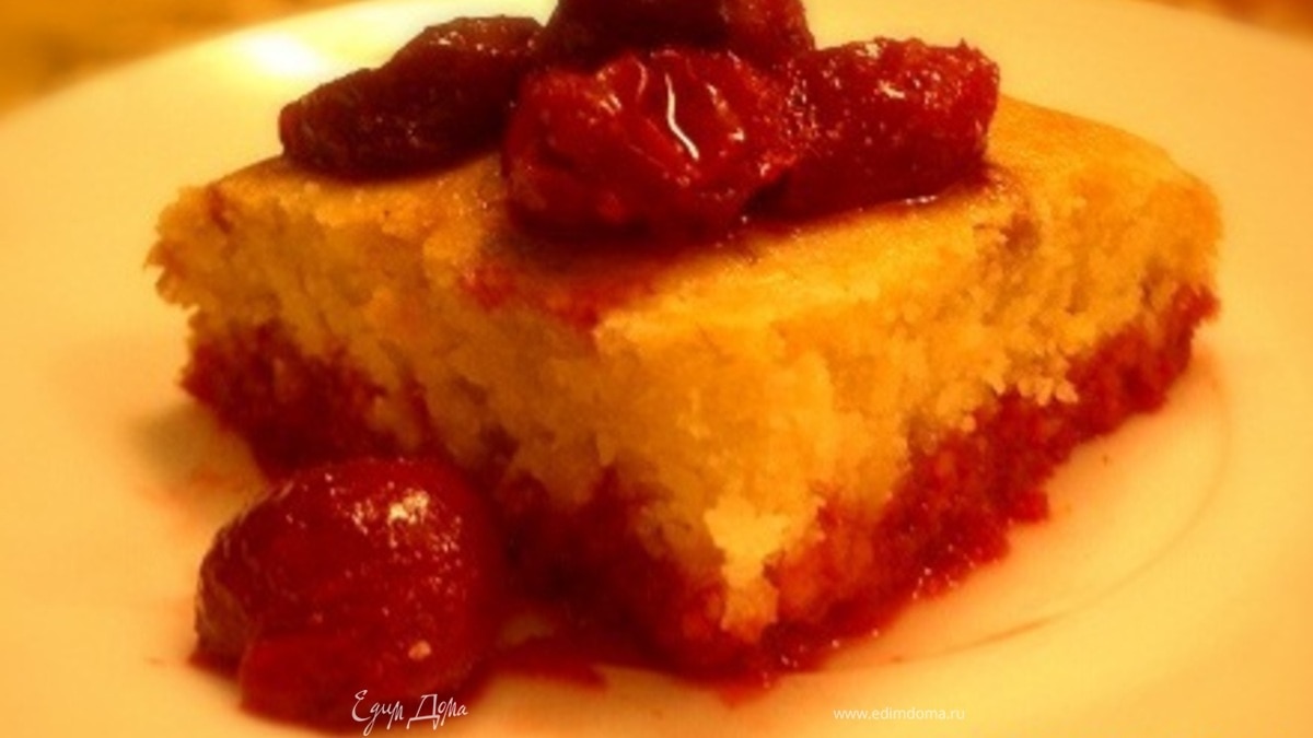 Лимонный манник с вишневым соусом