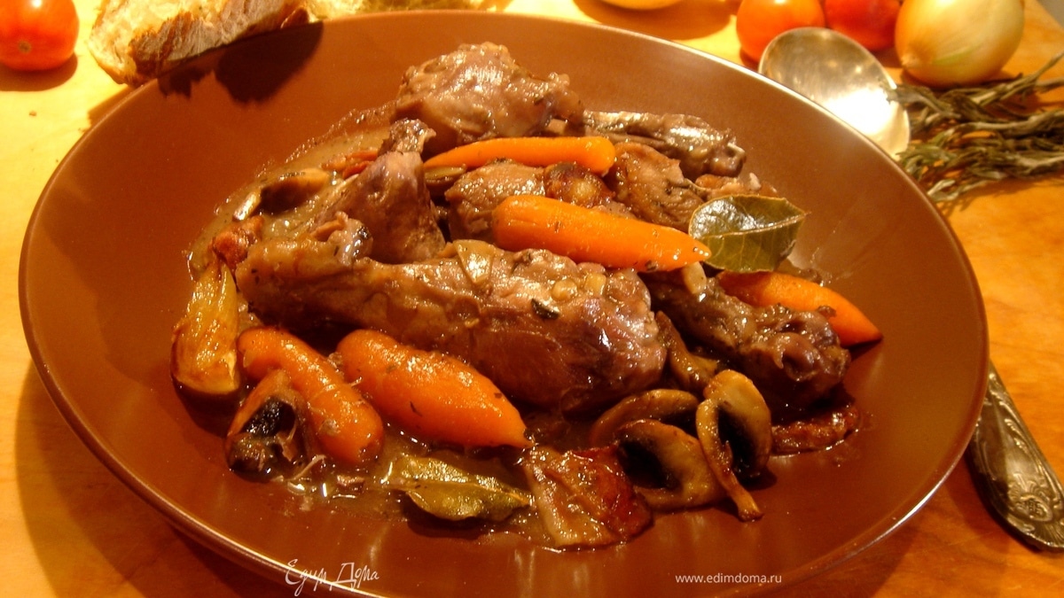 Курица в красном вине с кореньями и грибами