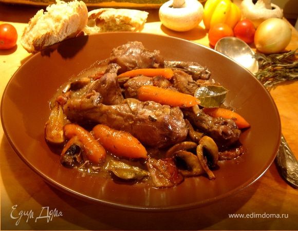 Курица в красном вине с кореньями и грибами Курица в красном вине с кореньями и грибами