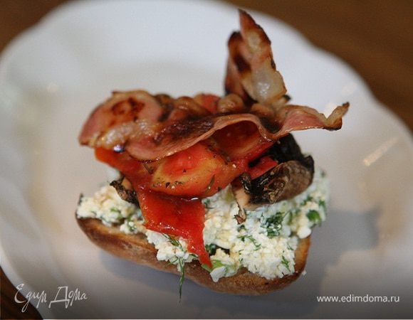 Тосты на завтрак с творогом, помидорами и грибами