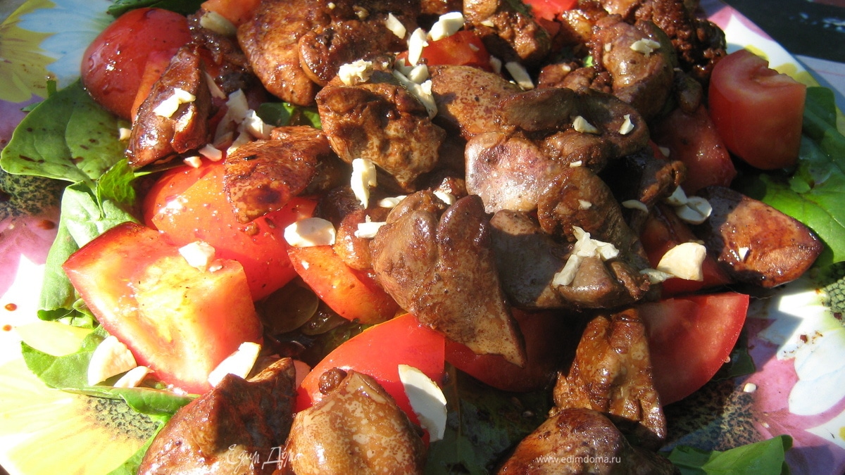 Теплый салат с куриной печенью и беконом