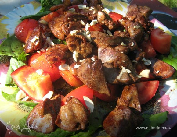 Теплый салат с куриной печенью и беконом Теплый салат с куриной печенью и беконом