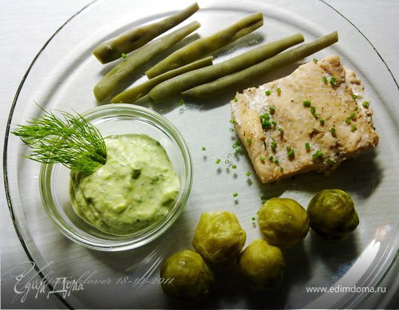 Горбуша на пару с овощами и луковым соусом