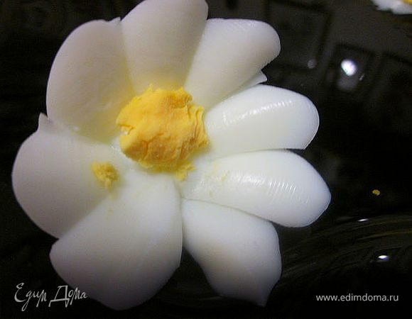 вырезаем ромашку из яйца