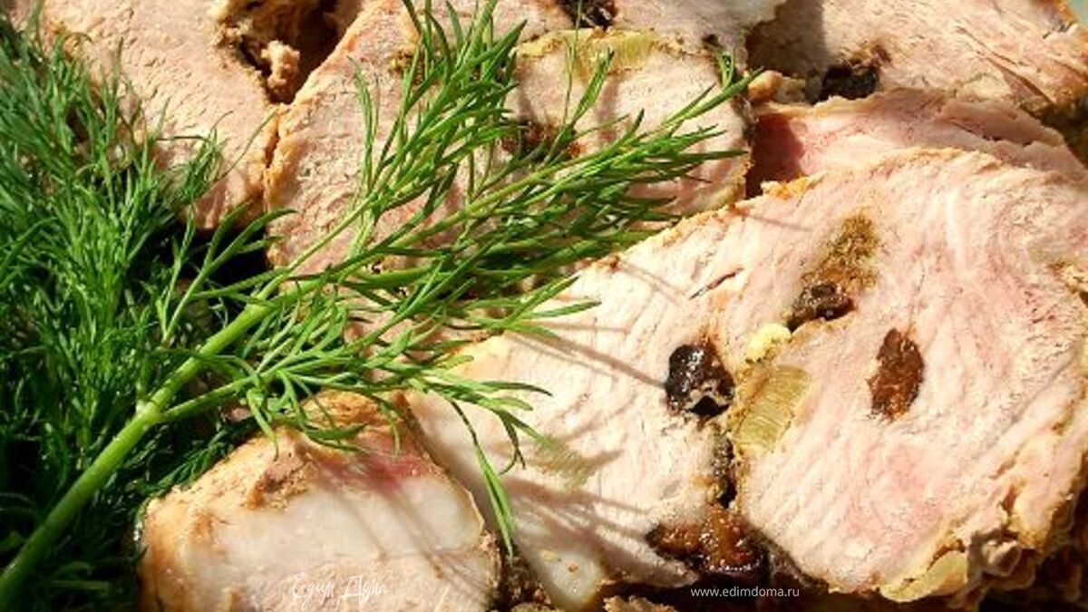 Свинина запеченная с черносливом и чесноком