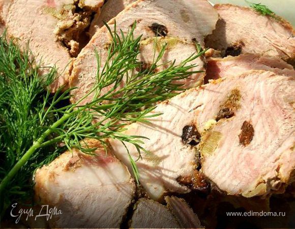 Свинина запеченная с черносливом и чесноком
