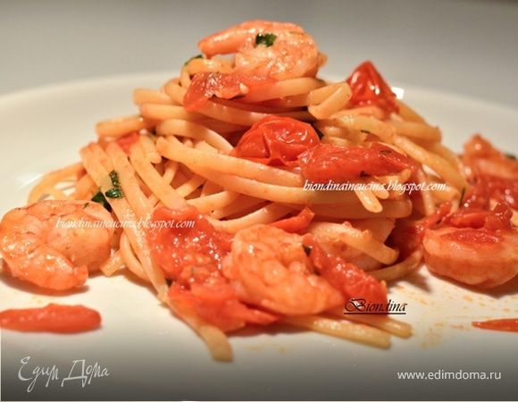 Лингвини с соусом из креветок,помидор черри и петрушки