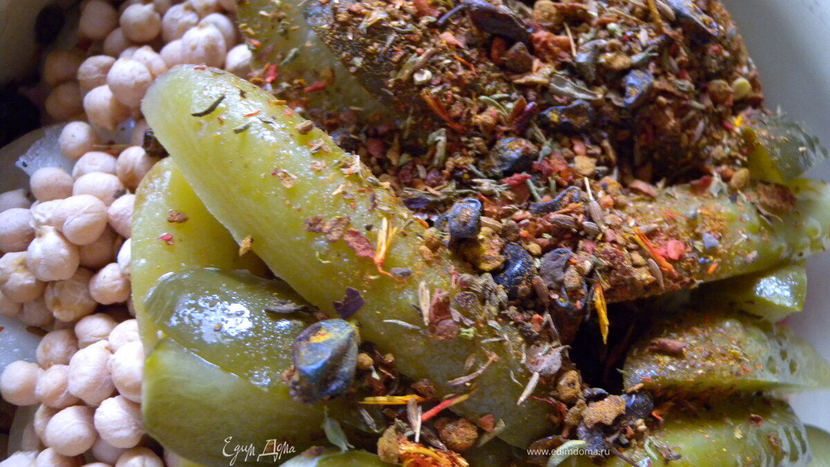 Говядина с нутом тушенные в стеклянной банке