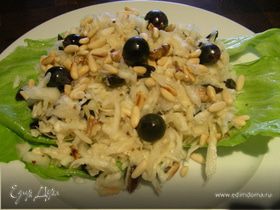 Освежающий салат из сельдерея, черного винограда и кедровых орешков