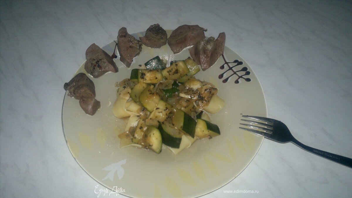 Классическая итальянская паста с цукини и печенкой.