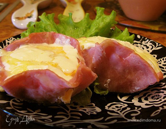 Яйца в чашечках из ветчины