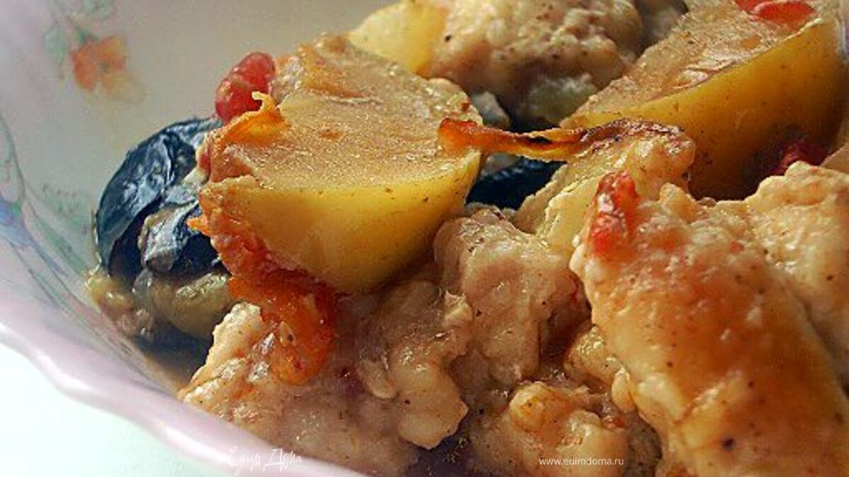 Суп-рагу с курицей, черносливом и яблоками