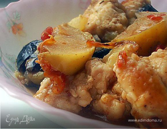 Суп-рагу с курицей, черносливом и яблоками