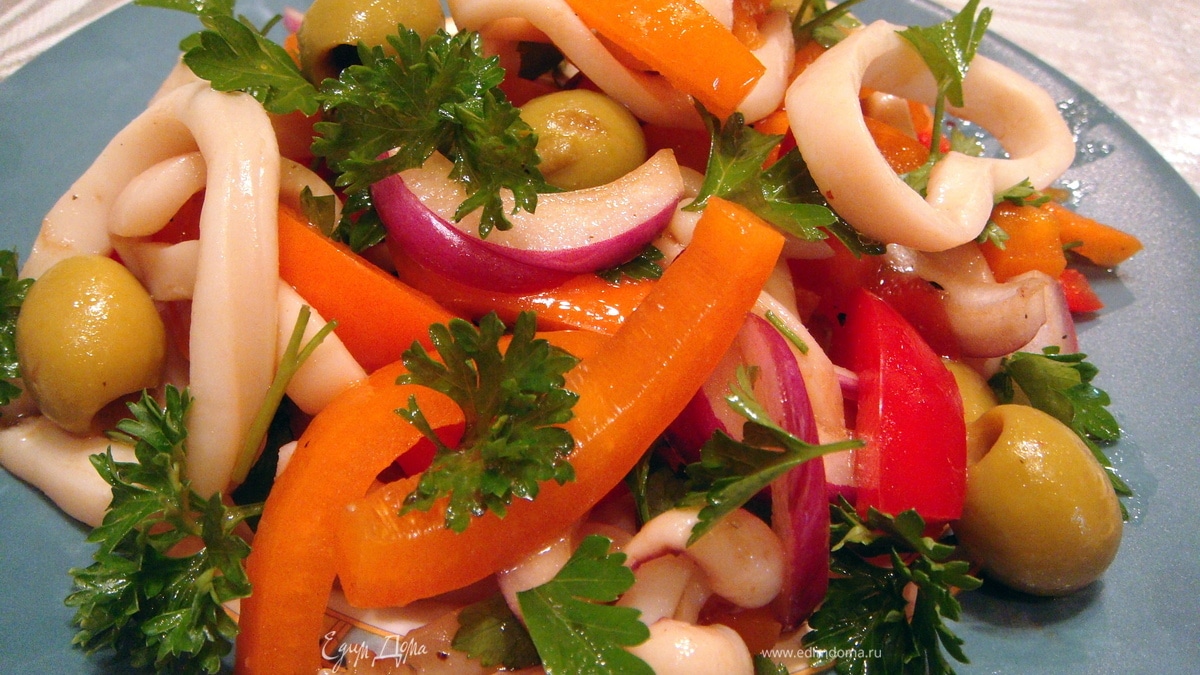 Салат с кальмарами и перцем