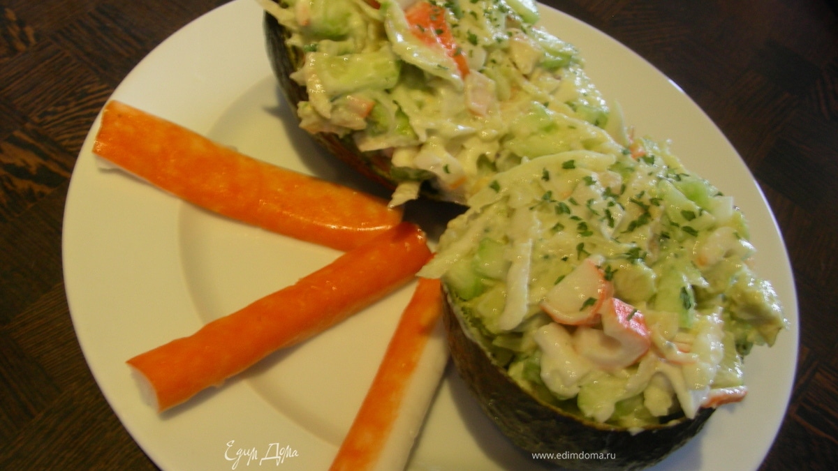 Легкий салатик с крабовыми палочками и сельдереем в авокадо