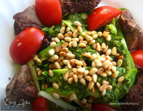 Теплый салат с печенью, авокадо и черносливом