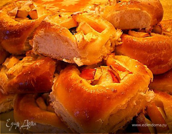 Пышечки с яблоком, черносливом и кардамоном