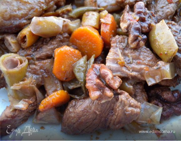 Говядина, тушенная со сладким перцем, фасолью и орехами Говядина, тушенная со сладким перцем, фасолью и орехами