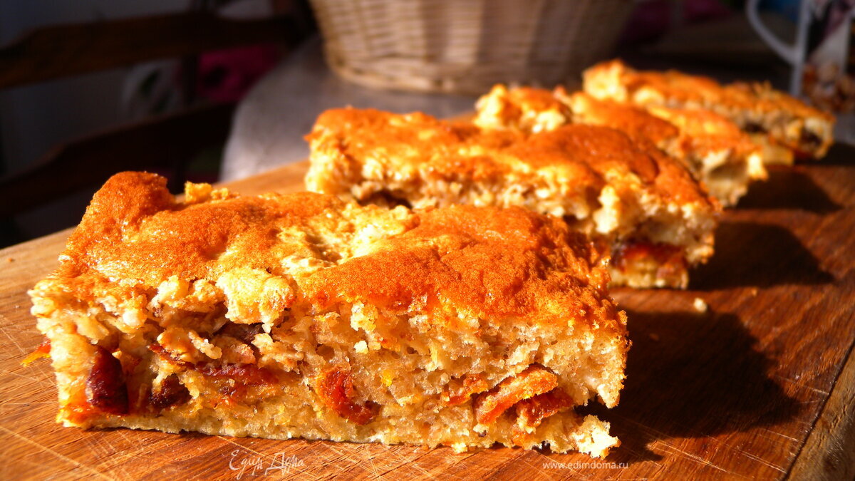 Пирог на хлопьях с сушеными абрикосами
