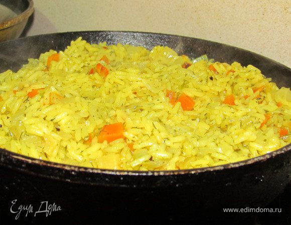 Рассыпчатый рис на сливочном масле на сковороде на гарнир