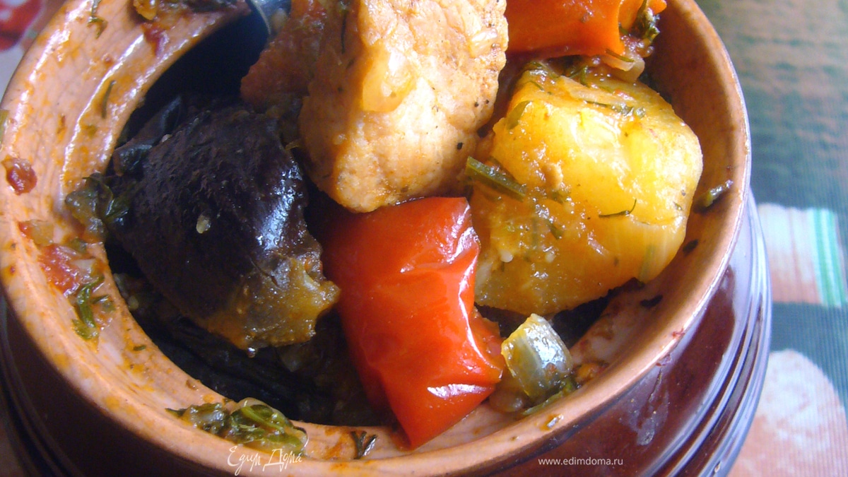 Свинина с овощами, запечённая в горшочке (почти чанахи)