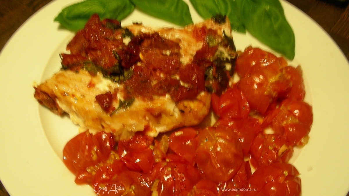 Рыбка, запеченная с вялеными томатами и базиликом, + помидорчики-черри, запеченные с чесноком