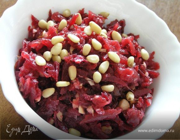 Свекольный салат с орешками и черносливом Свекольный салат с орешками и черносливом