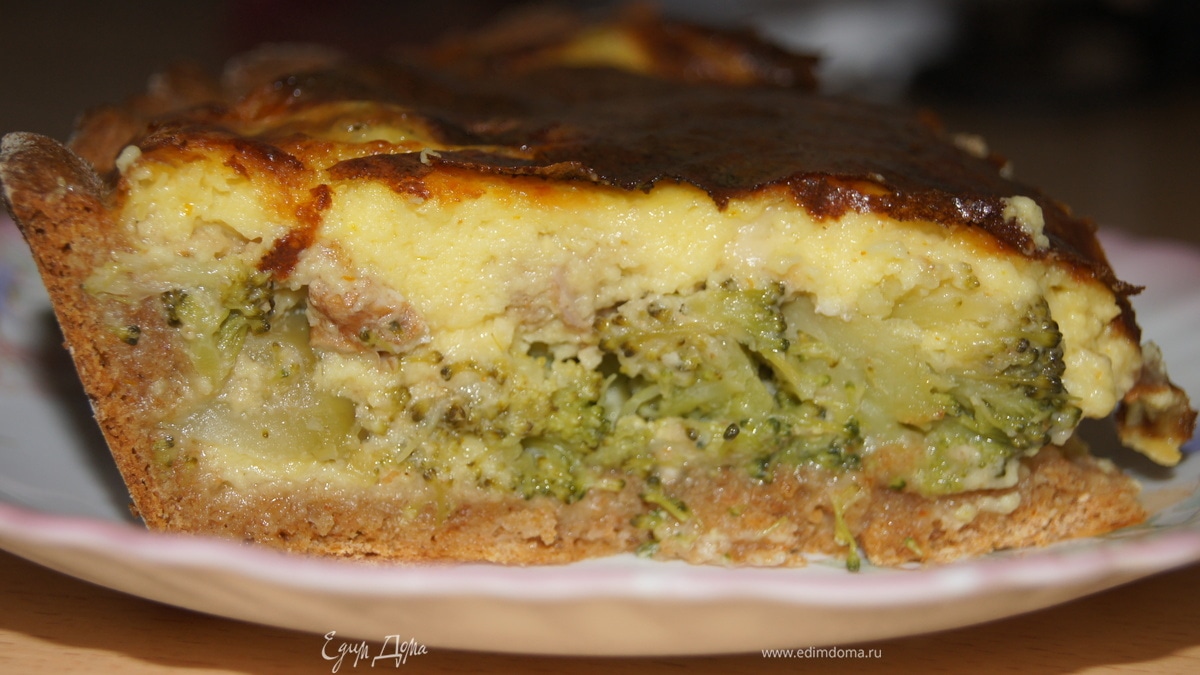 Открытый пирог с брокколи и сырной заливкой