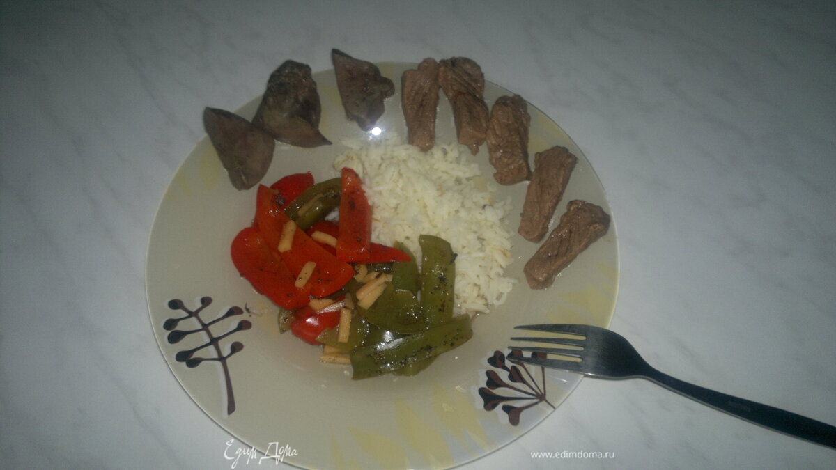 Микс обед ( печень индейки + филе говядины ) + рис басмати с шафраном и Поджареные Болгарские перцы с имбирем.