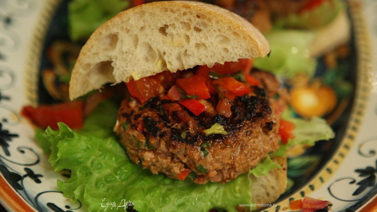 Гамбургеры с ягнятиной, сладким перцем и базиликом