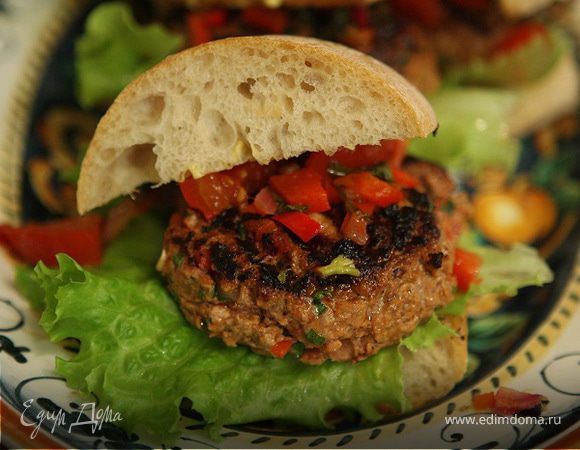 Гамбургеры с ягнятиной, сладким перцем и базиликом