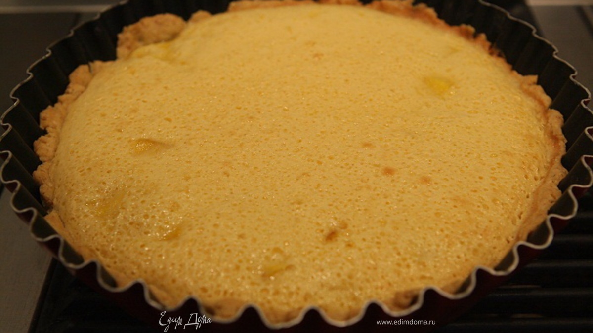 Песочный пирог с миндалем и манго